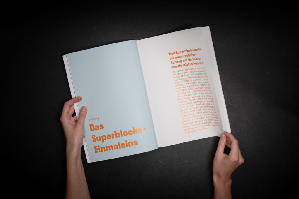 Aufgeschlagenes Heft mit dem Titel ‚Das Superblocks-Einmaleins‘ auf der linken Seite und Einleitungstext zur Verkehrswende auf der rechten Seite.