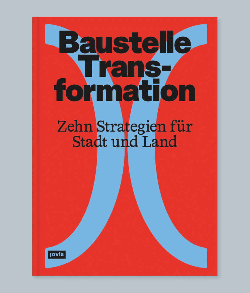Rot-blaues Buchcover der Publikation Baustelle Transformation – Zehn Strategien für Stadt und Land